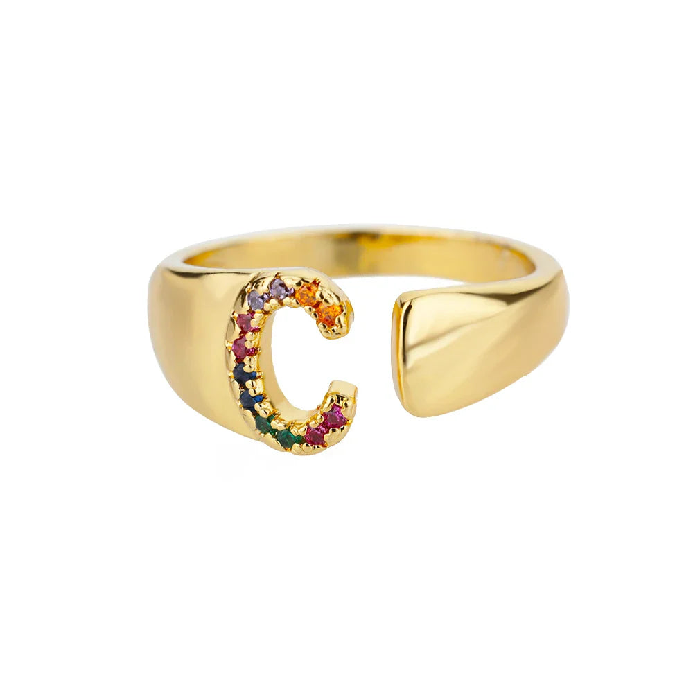 Brede gepersonaliseerde ring met regenbooginitiaal c