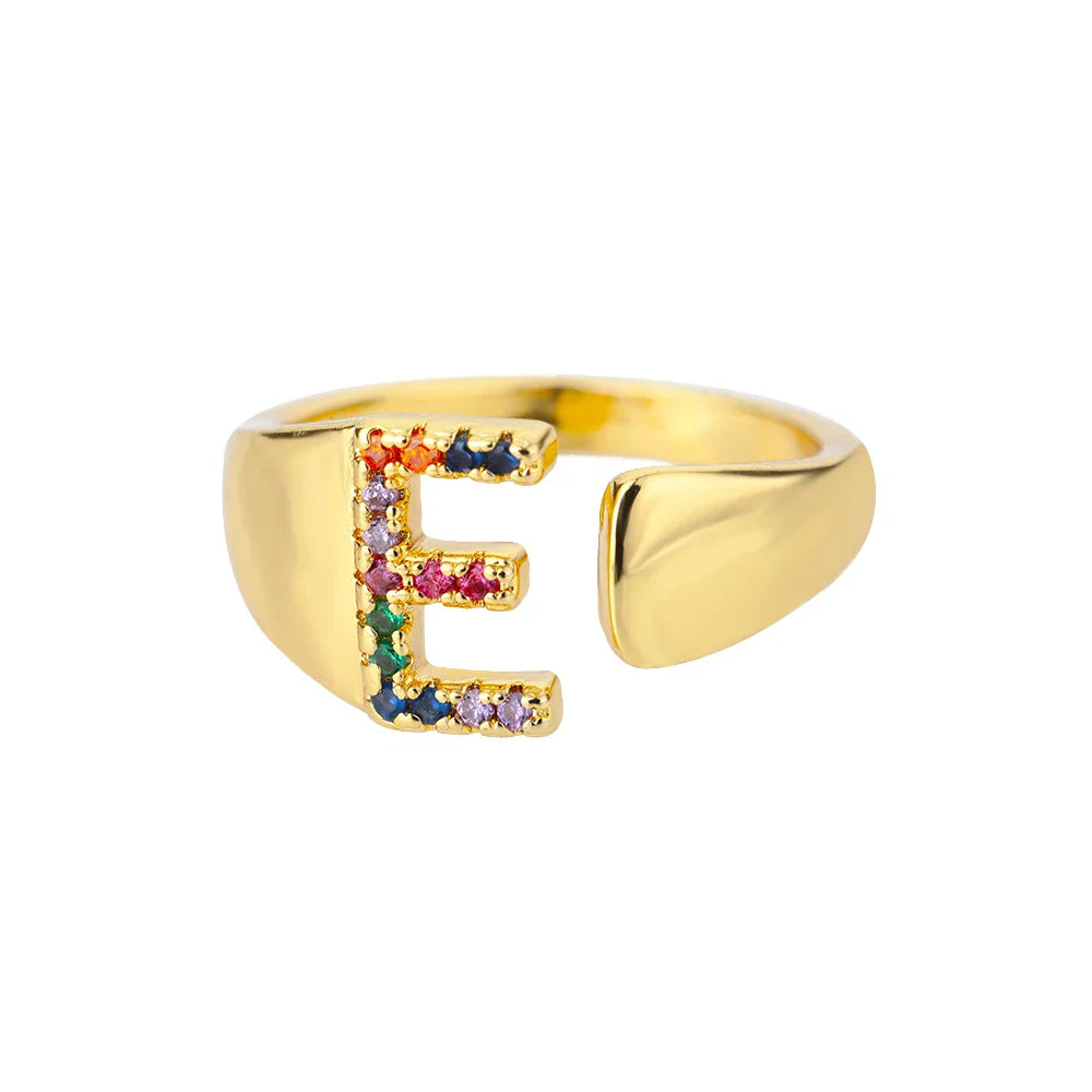 Brede gepersonaliseerde ring met regenbooginitiaal e