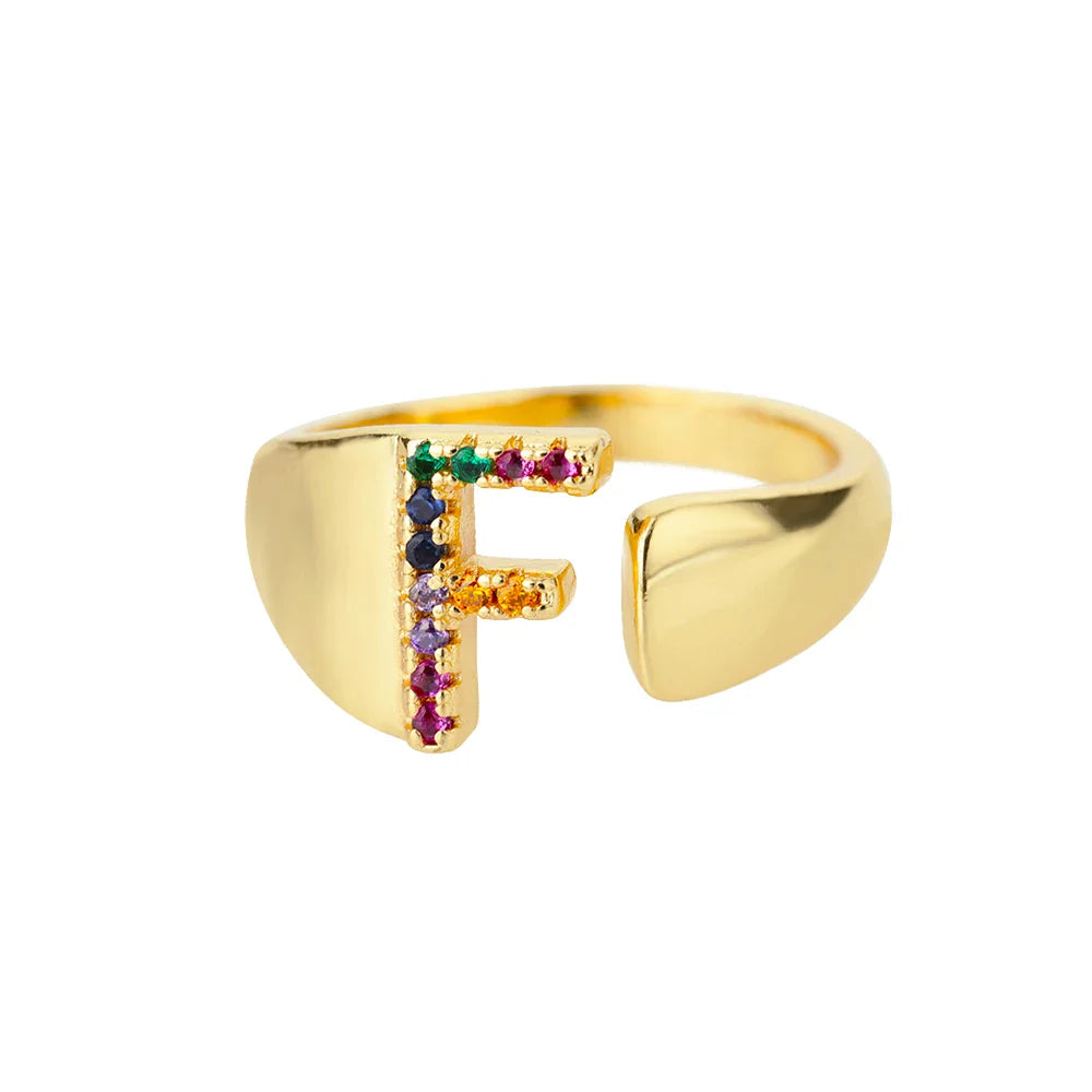 Brede gepersonaliseerde ring met regenbooginitiaal f