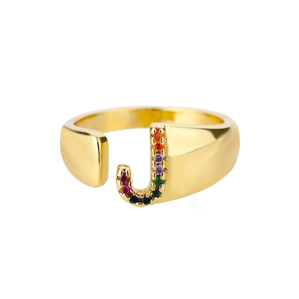 Brede gepersonaliseerde ring met regenbooginitiaal j