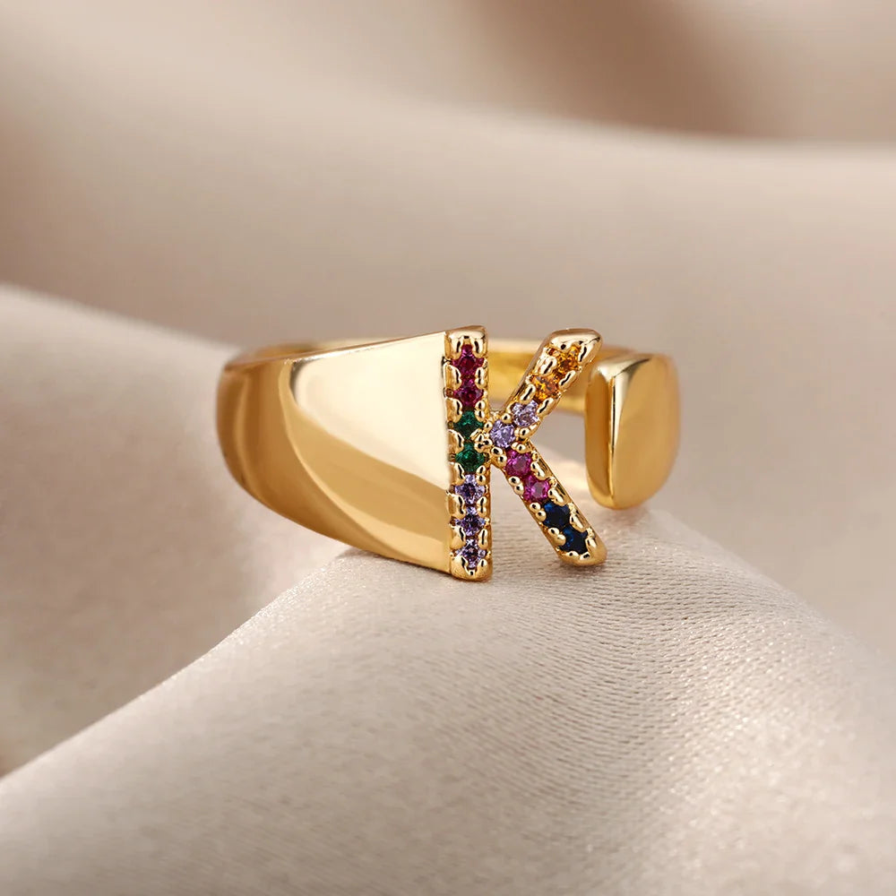 Brede gepersonaliseerde ring met regenbooginitiaal