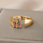 Brede gepersonaliseerde ring met regenbooginitiaal m