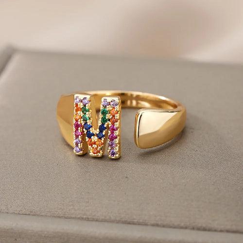 Brede gepersonaliseerde ring met regenbooginitiaal m
