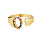 Brede gepersonaliseerde ring met regenbooginitiaal o