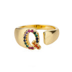 Brede gepersonaliseerde ring met regenbooginitiaal q