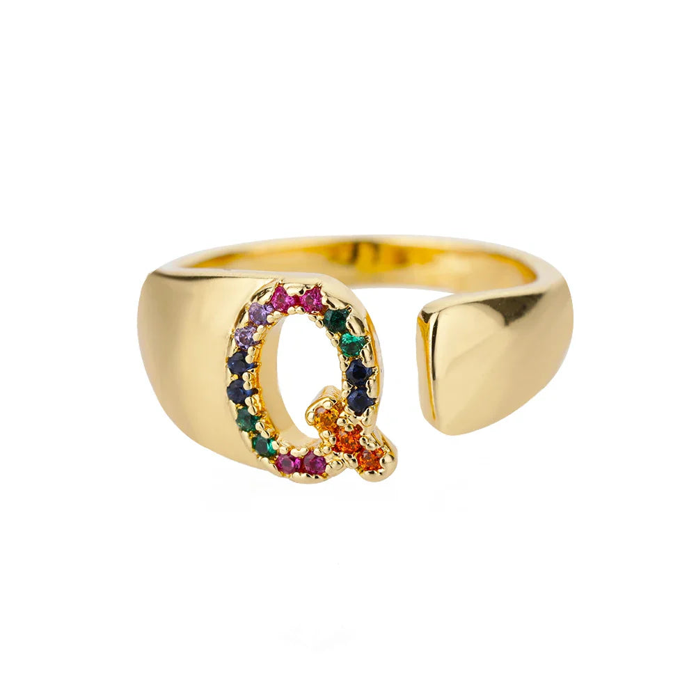 Brede gepersonaliseerde ring met regenbooginitiaal q