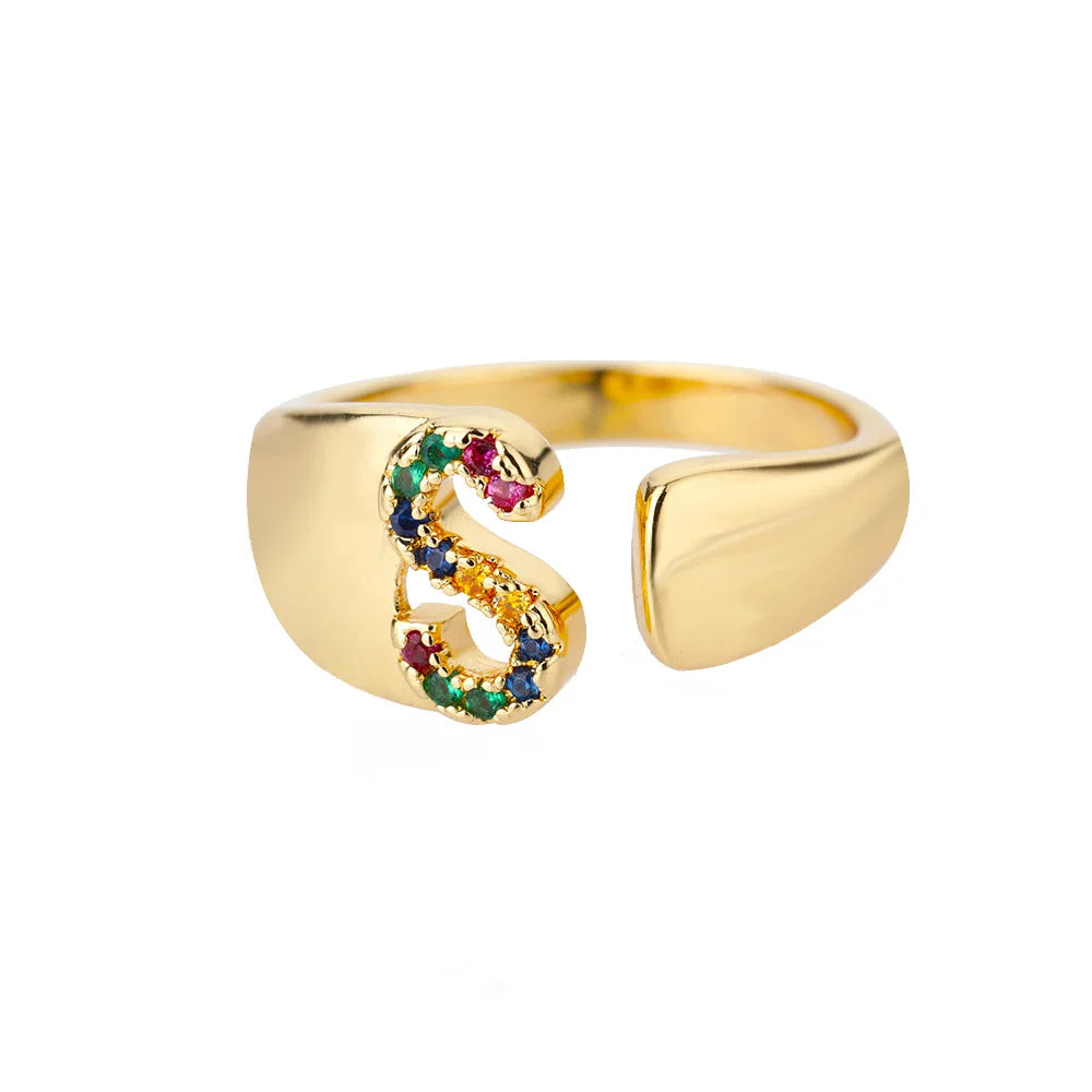 Brede gepersonaliseerde ring met regenbooginitiaal s