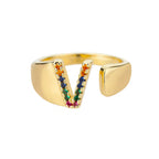 Brede gepersonaliseerde ring met regenbooginitiaal v