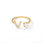 Gepersonaliseerde ring met initiaal v