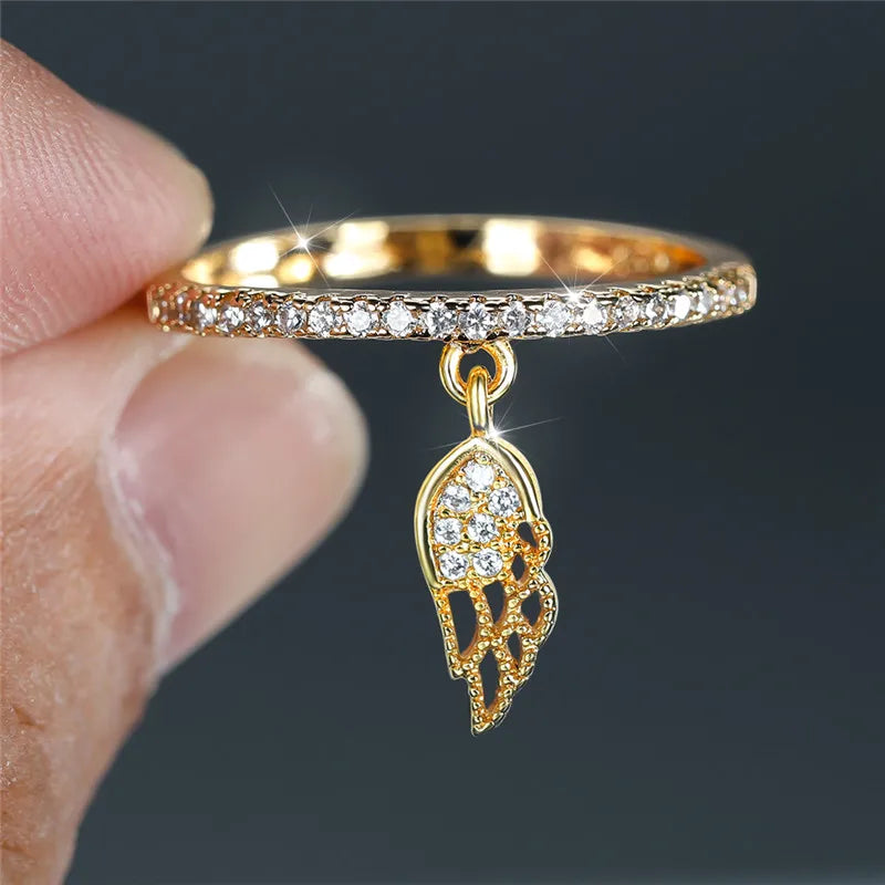 Ring met hanger in engelenvleugels van goud