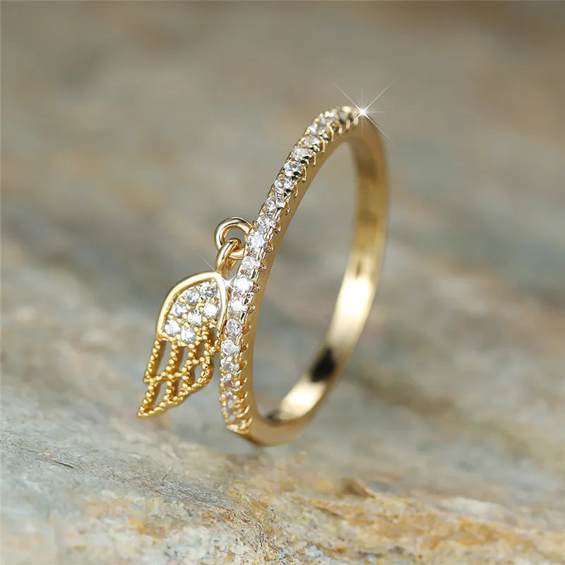 Ring met hanger in engelenvleugels van goud