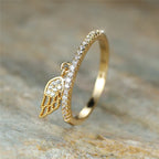 Ring met hanger in engelenvleugels van goud