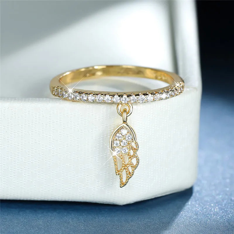 Ring met hanger in engelenvleugels van goud