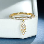 Ring met hanger in engelenvleugels van goud