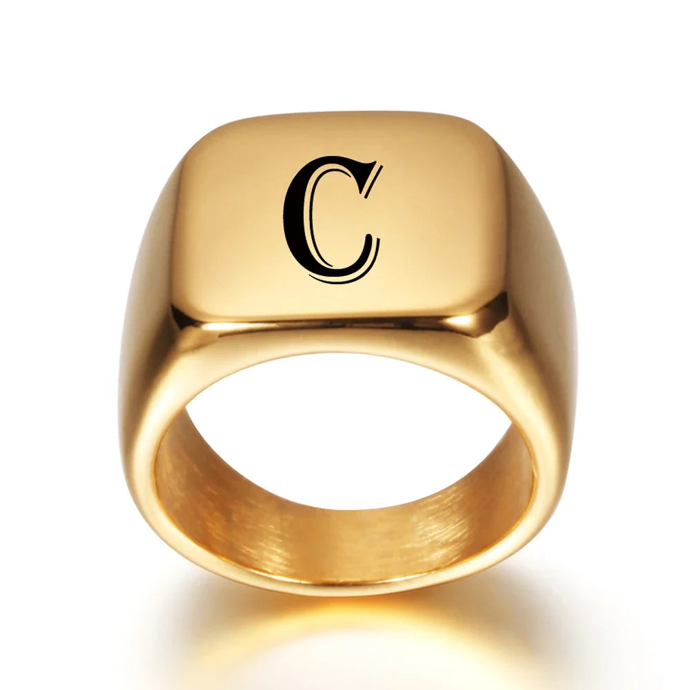 Brede herenring gepersonaliseerd met initiaal c
