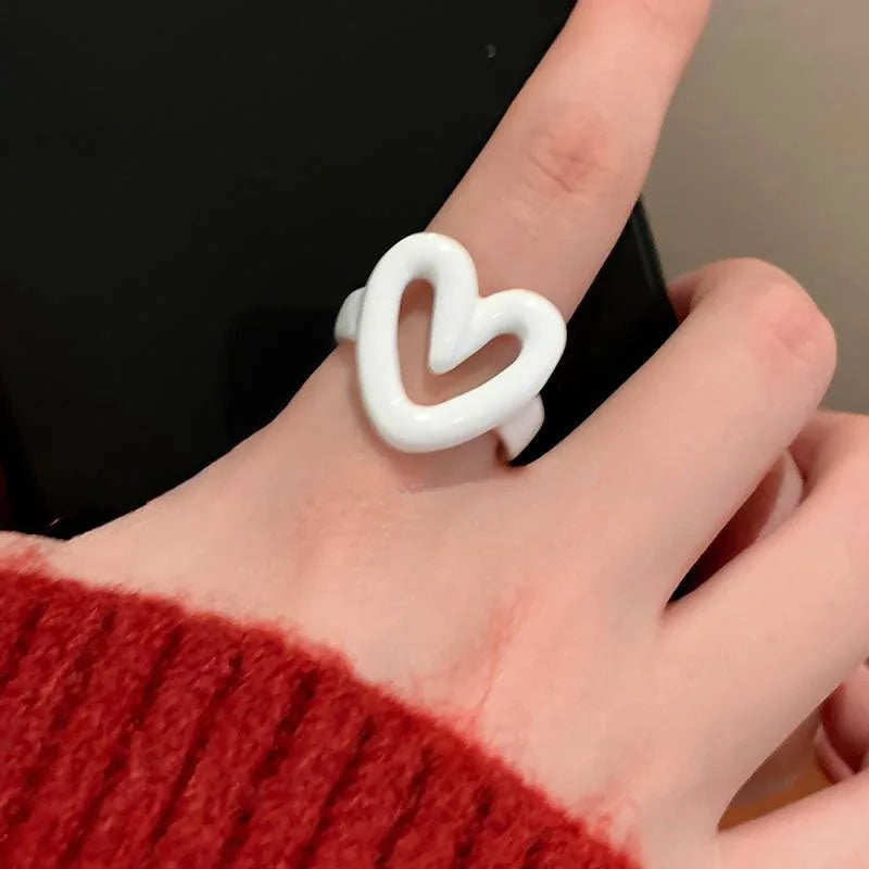 Ring met wit geëmailleerd hart
