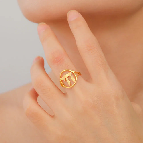 Holle ring met het Joodse levenssymbool Chai in goud