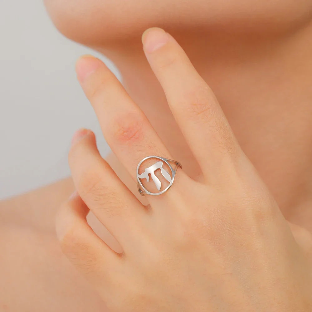 Holle ring met het Joodse levenssymbool Chai in zilver