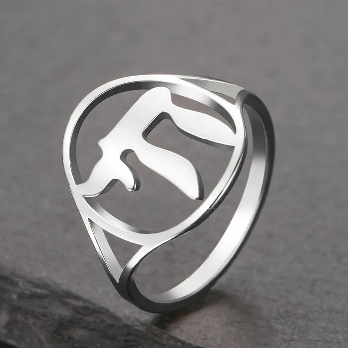 Holle ring met het Joodse levenssymbool Chai in zilver
