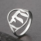Holle ring met het Joodse levenssymbool Chai in zilver