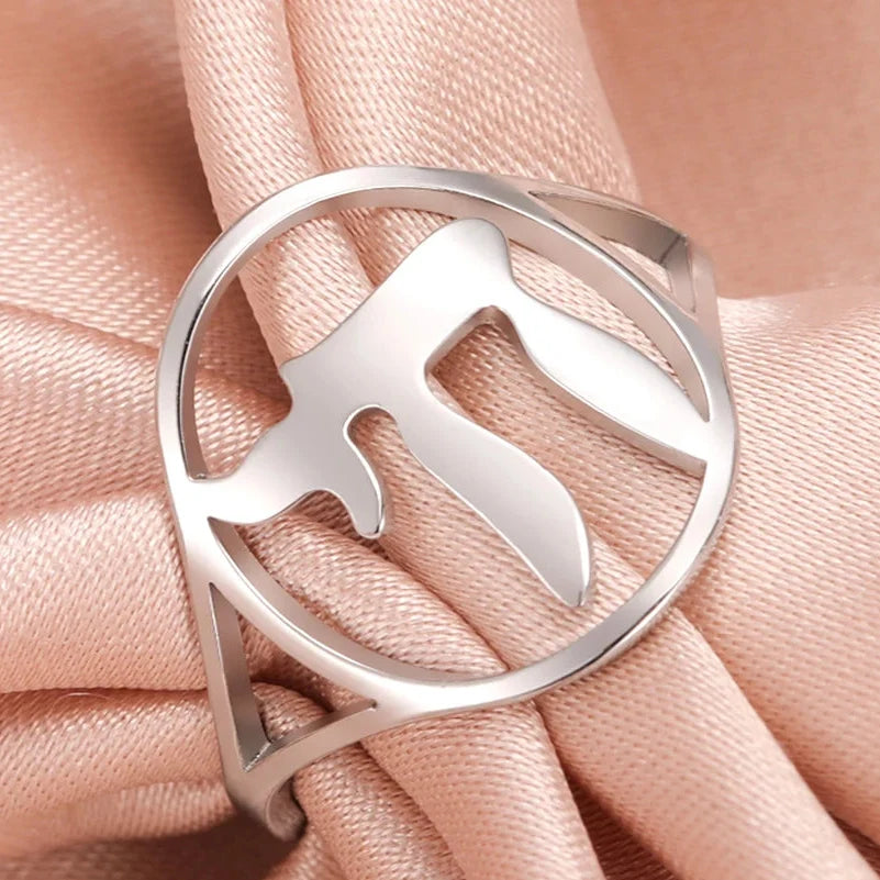 Holle ring met het Joodse levenssymbool Chai in zilver