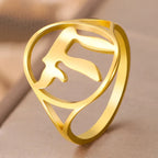 Holle ring met het Joodse levenssymbool Chai in goud