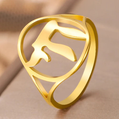 Holle ring met het Joodse levenssymbool Chai in goud