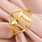 Holle ring met het Joodse levenssymbool Chai in goud