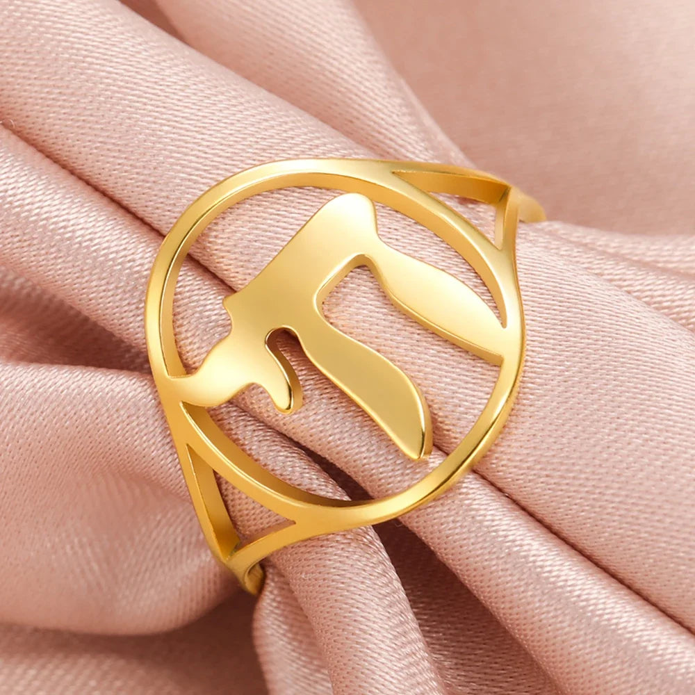 Holle ring met het Joodse levenssymbool Chai in goud