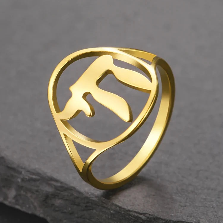 Holle ring met het Joodse levenssymbool Chai in goud