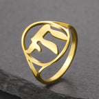 Holle ring met het Joodse levenssymbool Chai in goud
