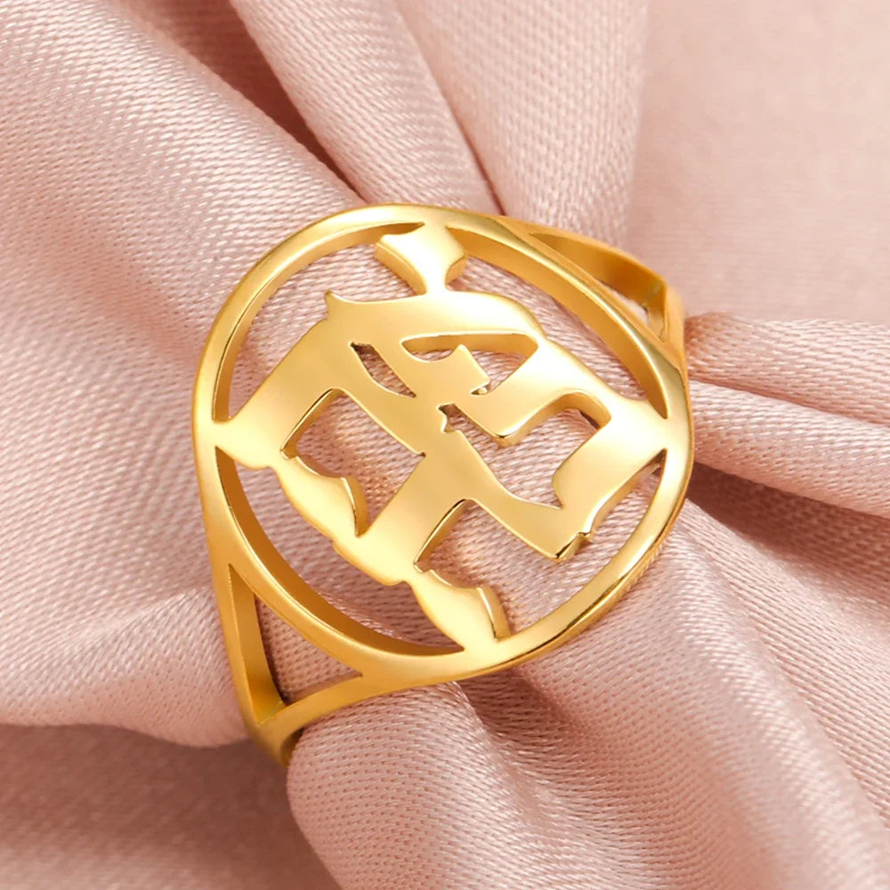 Holle ring voor man of vrouw met Joodse Hebreeuwse gravure in goud