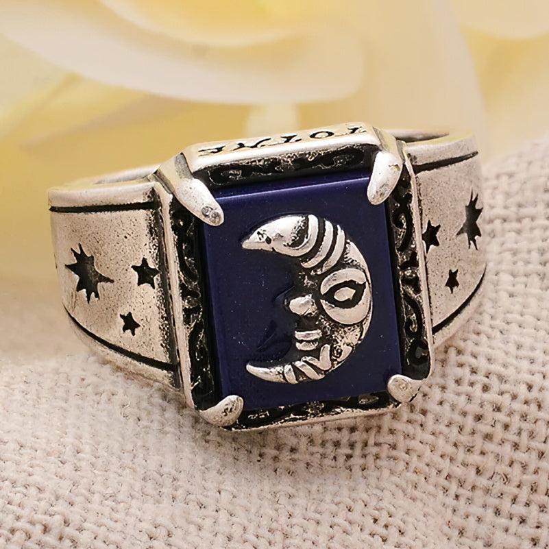 Maanvormige ring in mystieke stijl 