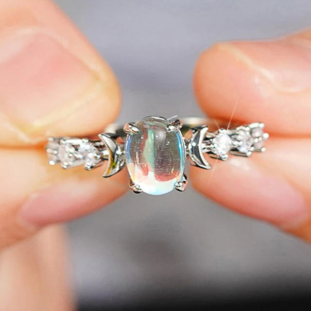 Halvemaanring met ovale maansteen