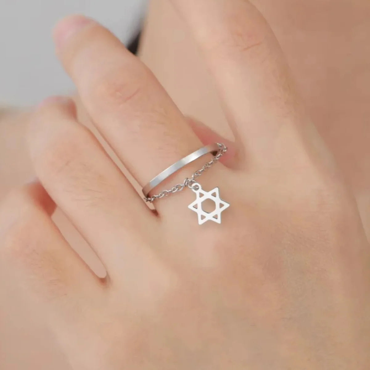 Designring met de <span data-glossary-id="etoile-de-david">Davidster</span>, een zilveren Joods symbool