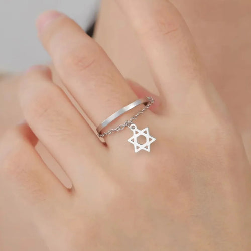 Designring met de <span data-glossary-id="etoile-de-david">Davidster</span>, een zilveren Joods symbool