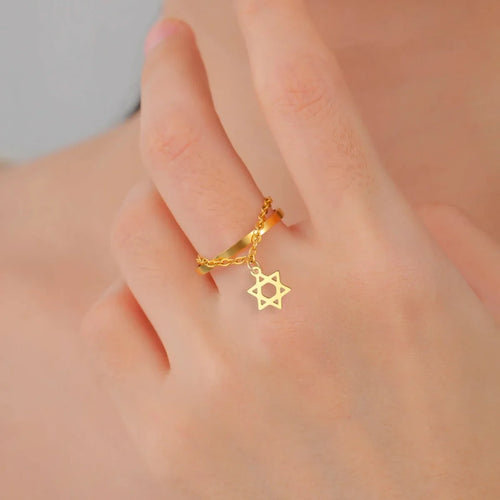 Designring met de <span data-glossary-id="etoile-de-david">Davidster</span>, een gouden Joods symbool