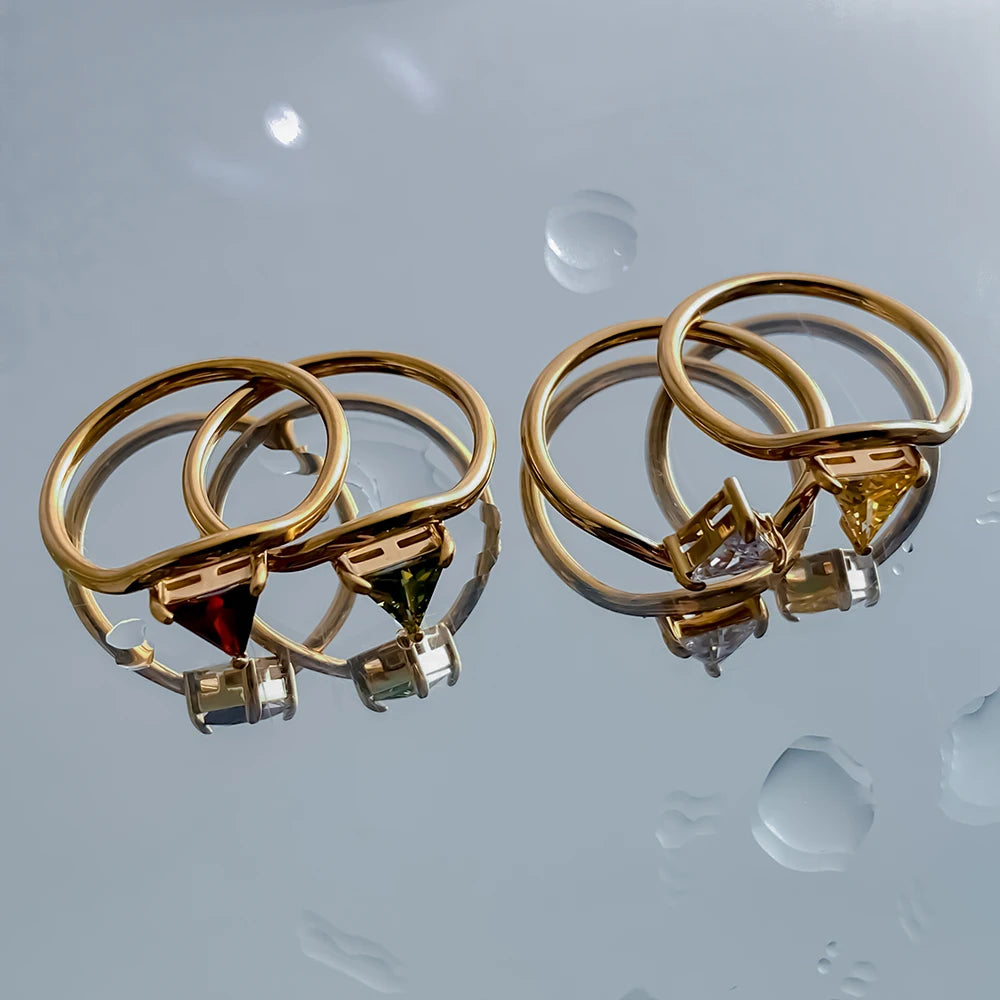 Vergulde ring met driehoekige geboortesteen november
