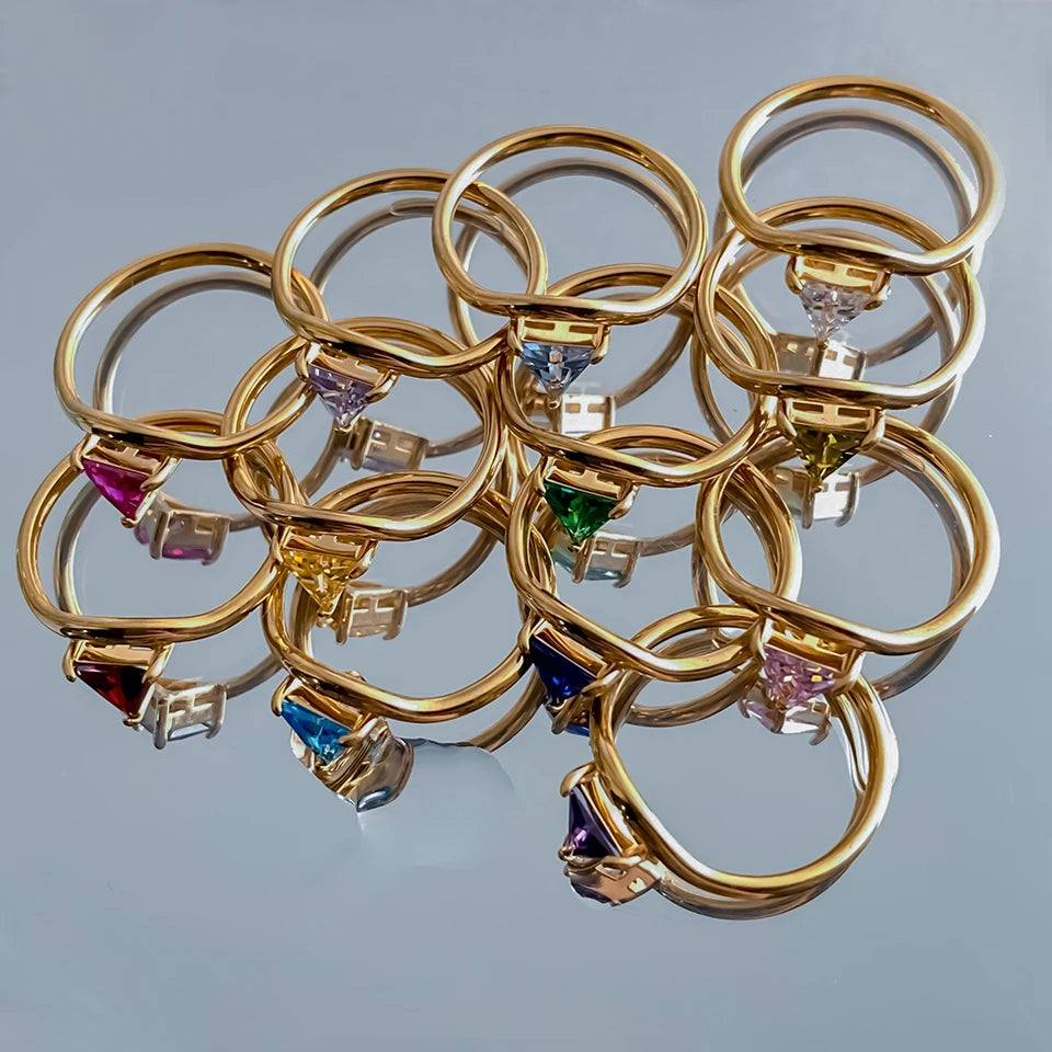 Vergulde ring met driehoekige geboortesteen 