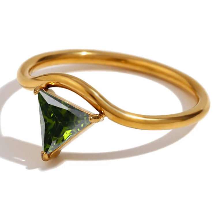 Vergulde ring met driehoekige geboortesteen augustus