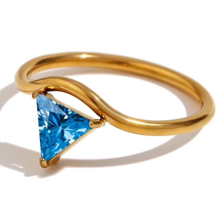 Vergulde ring met driehoekige geboortesteen december