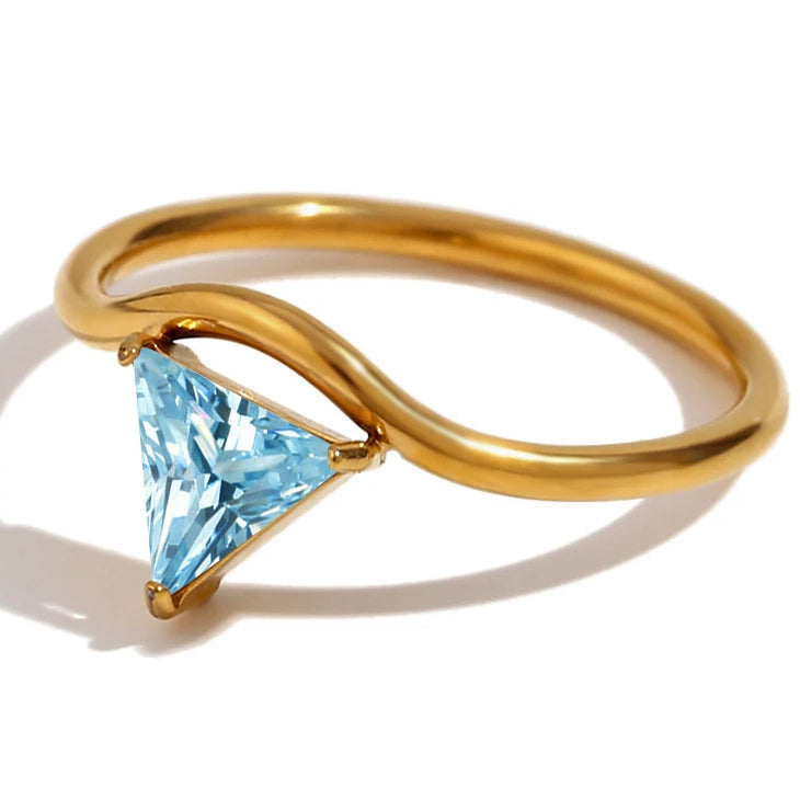 Vergulde ring met driehoekige geboortesteen maart
