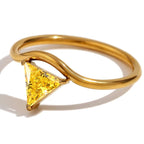 Vergulde ring met driehoekige geboortesteen november