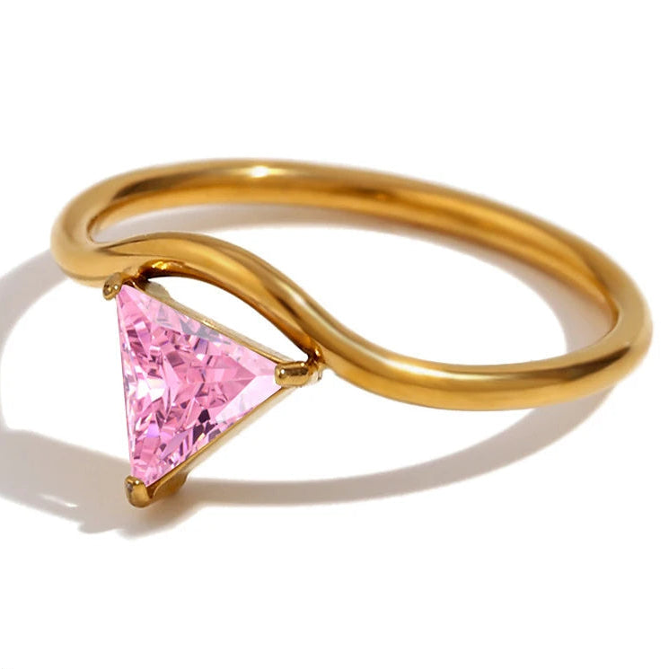 Vergulde ring met driehoekige geboortesteen oktober