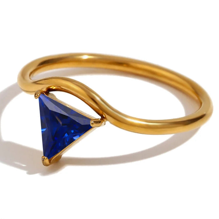 Vergulde ring met driehoekige geboortesteen september