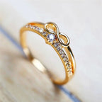Dubbele ring en oneindigheidssymbool in goud