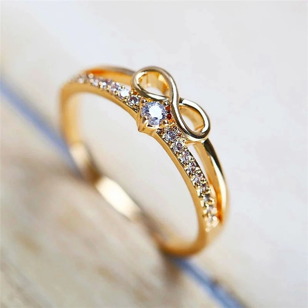 Dubbele ring en oneindigheidssymbool in goud