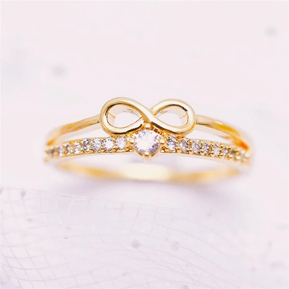 Dubbele ring en oneindigheidssymbool in goud