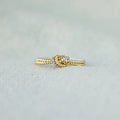 Elegante ring met knoop