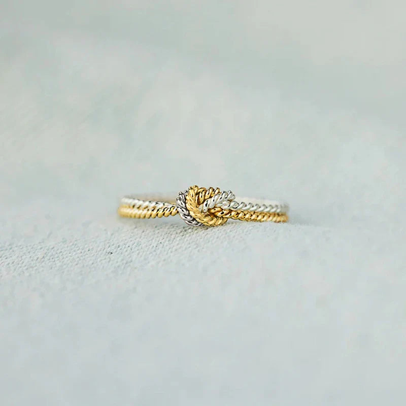 Elegante ring met knoop